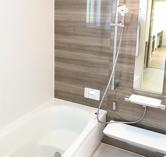 ゆっくり入浴できる広い浴室 写真